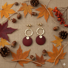 Laden Sie das Bild in den Galerie-Viewer, LENA | Schöne goldfarbene Indie Boho Ohrringe Ohrhänger mit roten Holz Anhängern
