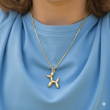 Laden Sie das Bild in den Galerie-Viewer, BUBBLES | Süße goldfarbene Halskette mit Ballon Hund Anhänger
