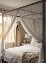 Laden Sie das Bild in den Galerie-Viewer, NAVAJO | Cooler schwarzer Traumfänger Schlüsselanhänger mit Halbedelsteinen und Federn
