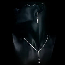 Laden Sie das Bild in den Galerie-Viewer, CHARLIZE | Elegantes silberfarbenes Schmuck Set mit Strass Collier und Kristall Ohrringen
