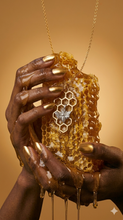 Laden Sie das Bild in den Galerie-Viewer, QUEEN BEE XL | Goldfarbene Boho Halskette Collier Honigwabe mit goldenem Biene Anhänger
