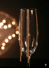 Laden Sie das Bild in den Galerie-Viewer, ELSIE | Elegante lange Ohrringe goldfarben mit edlen Strass Zirkonia Steinen weiß
