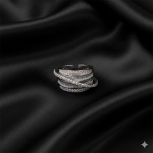 Laden Sie das Bild in den Galerie-Viewer, LUCIE | Atemberaubender Statement Ring mit klaren Kristallen
