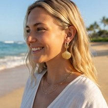 Laden Sie das Bild in den Galerie-Viewer, BEACH BABE | IKAIKA Ohrringe gold Muscheln
