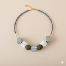 Laden Sie das Bild in den Galerie-Viewer, BLOMMA | Holz Halskette grau weiß gold
