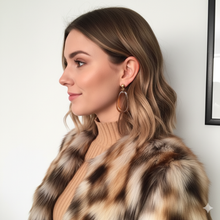 Laden Sie das Bild in den Galerie-Viewer, HAZEL | Schöne Acryl Harz Ohrringe im Retro Look braun gold marmoriert
