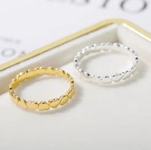 Laden Sie das Bild in den Galerie-Viewer, ENDLESS HEARTS | Filigraner Ring mit süßen kleinen Herzen in gold
