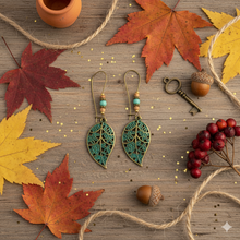 Laden Sie das Bild in den Galerie-Viewer, ARIA | Bronzefarbene Indie Boho Ohrringe Ohrhänger mit türkisen Patina Blättern
