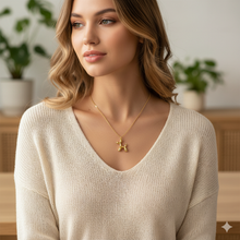 Laden Sie das Bild in den Galerie-Viewer, BUBBLES | Süße goldfarbene Halskette mit Ballon Hund Anhänger
