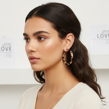 Laden Sie das Bild in den Galerie-Viewer, KENDALL | Coole Acryl Creolen Ohrringe mit beige braunem Leoparden Muster
