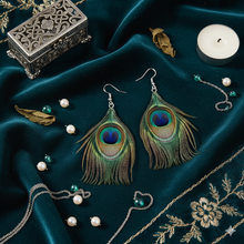 Laden Sie das Bild in den Galerie-Viewer, MAYSA | Tolle blau grüne Pfauen Feder Boho Statement Ohrringe Ohrhänger
