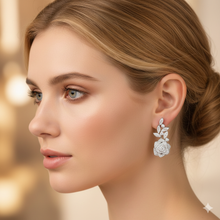 Laden Sie das Bild in den Galerie-Viewer, ROSE | Elegante silberfarbene Braut Ohrringe im Rosenform mit klaren Kristallen
