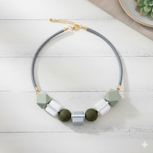 Laden Sie das Bild in den Galerie-Viewer, BLOMMA | Holz Halskette grau weiß gold
