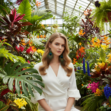 Laden Sie das Bild in den Galerie-Viewer, MAYSA | Tolle blau grüne Pfauen Feder Boho Statement Ohrringe Ohrhänger
