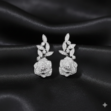 Laden Sie das Bild in den Galerie-Viewer, NIGHT ROSE | Elegante silberfarbene Party Ohrringe im Rosenform mit klaren Kristallen
