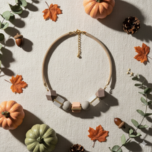 Laden Sie das Bild in den Galerie-Viewer, BLOMMA | Holz Halskette braun weiß gold
