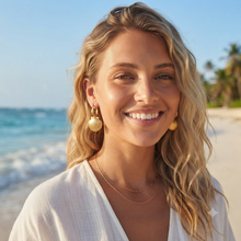 Load image into Gallery viewer, BEACH BABE | Schöne Creolen Ohrringe goldfarben mit fächerförmigen Muscheln
