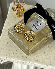 Laden Sie das Bild in den Galerie-Viewer, CLARE | Goldene French Retro Ohrringe mit Zopfmuster
