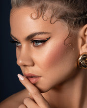 Laden Sie das Bild in den Galerie-Viewer, CLARE | Goldene French Retro Ohrringe mit Zopfmuster
