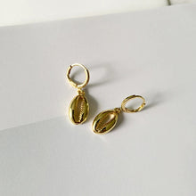 Laden Sie das Bild in den Galerie-Viewer, BEACH BABE | Ohrringe gold Muscheln klein
