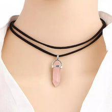 Laden Sie das Bild in den Galerie-Viewer, DIANA | Coole Choker Halskette mit spitzem Hexagon Anhänger aus Halbedelsteinen
