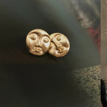 Laden Sie das Bild in den Galerie-Viewer, TSUKI | Süße goldfarbene Harajuku schlafender Mond Gesicht Stecker Ohrringe
