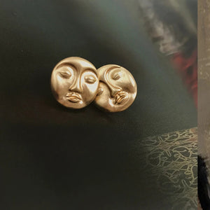 TSUKI | Süße goldfarbene Harajuku schlafender Mond Gesicht Stecker Ohrringe