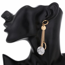 Load image into Gallery viewer, CELIA | Atemberaubende mismatched Ohrringe in gold mit coolen Marmor Beads und Perlen
