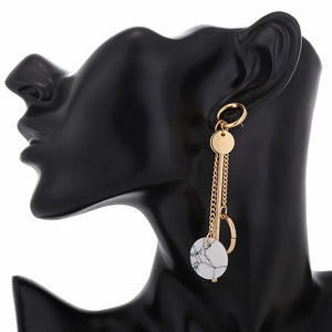 CELIA | Atemberaubende mismatched Ohrringe in gold mit coolen Marmor Beads und Perlen
