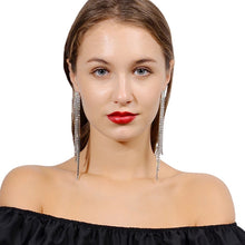 Laden Sie das Bild in den Galerie-Viewer, LUMIÈRE | Lange Party Kristall Ohrringe silber
