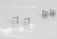 Load image into Gallery viewer, GIVERNY | Schöne silberne Stecker Ohrringe mit klaren Kristallen und grauen Perlen
