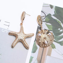 Laden Sie das Bild in den Galerie-Viewer, BEACH BABE | Mismatched Ohrringe gold Seestern und Muschel mit Perlen
