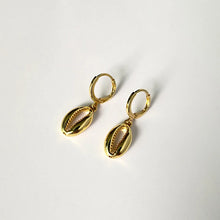 Laden Sie das Bild in den Galerie-Viewer, BEACH BABE | Ohrringe gold Muscheln klein
