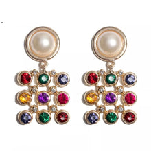 Load image into Gallery viewer, NOVALIE | Edle goldfarbene Party Statement Ohrringe mit crémeweißen Perlen und bunten Kristallen
