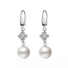 Laden Sie das Bild in den Galerie-Viewer, IVETTE | Klassisch elegante Braut Ohrringe in silber mit kleinen Kristallen und weißen Perlen
