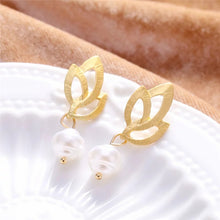 Load image into Gallery viewer, LEONIE | Schöne goldfarbene Blumen Muster Ohrringe Ohrhänger mit crémeweißen Perlen
