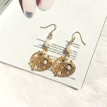 Load image into Gallery viewer, BEACH BABE | Ohrringe gold Hänger Haken Muscheln Perlen weiß beige
