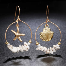 Load image into Gallery viewer, BEACH BABE | Ohrringe gold Muschel Seestern Halbedelsteine beige Creolen ungleich mismatched
