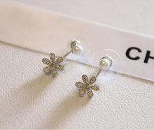Load image into Gallery viewer, FLEURINE | Süße silberne Blumen Ohrstecker mit Kristallen und weißen Perlen
