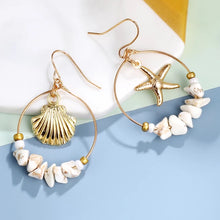 Load image into Gallery viewer, BEACH BABE | Ohrringe gold Muschel Seestern Halbedelsteine beige Creolen ungleich mismatched
