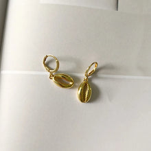 Laden Sie das Bild in den Galerie-Viewer, BEACH BABE | Ohrringe gold Muscheln klein
