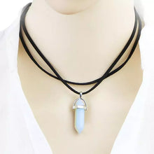 Laden Sie das Bild in den Galerie-Viewer, DIANA | Coole Choker Halskette mit spitzem Hexagon Anhänger aus Halbedelsteinen
