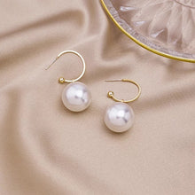 Load image into Gallery viewer, HUGHETTE | Coole goldene Creolen Ohrringe mit großen beigen Perlen
