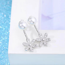 Laden Sie das Bild in den Galerie-Viewer, FLEURINE | Süße silberne Blumen Ohrstecker mit Kristallen und weißen Perlen
