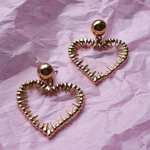 Laden Sie das Bild in den Galerie-Viewer, JOLA | Extravagante goldfarbene Herz Ohrringe Ohrhänger mit Spikes Party Schmuck
