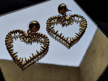 Laden Sie das Bild in den Galerie-Viewer, JOLA | Extravagante goldfarbene Herz Ohrringe Ohrhänger mit Spikes Party Schmuck
