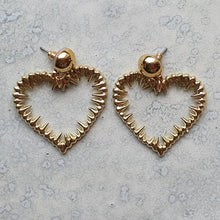 Laden Sie das Bild in den Galerie-Viewer, JOLA | Extravagante goldfarbene Herz Ohrringe Ohrhänger mit Spikes Party Schmuck
