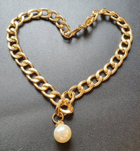 Load image into Gallery viewer, ESTELLE MINI | Goldfarbene chunky chain Statement Halskette mit beiger Perle

