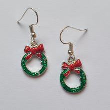 Laden Sie das Bild in den Galerie-Viewer, XMAS silber | Schöne 925 Silber Ohrringe mit süßen Weihnachtsanhängern
