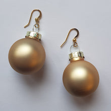 Laden Sie das Bild in den Galerie-Viewer, XMAS | Süße Ohrringe mit Weihnachtskugeln in verschiedenen Farben
